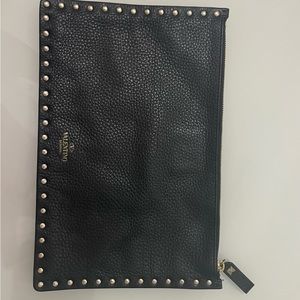 VALENTINO GARAVANI Vitello Large Rockstud Zip Pouch Black